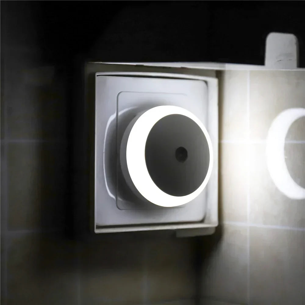NOXORA LED nattlampa | Skymningssensor &amp; automatisk dimning | Stickkontaktlampa | Varmvit