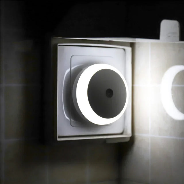 NOXORA LED nattlampa | Skymningssensor & automatisk dimning | Stickkontaktlampa | Varmvit
