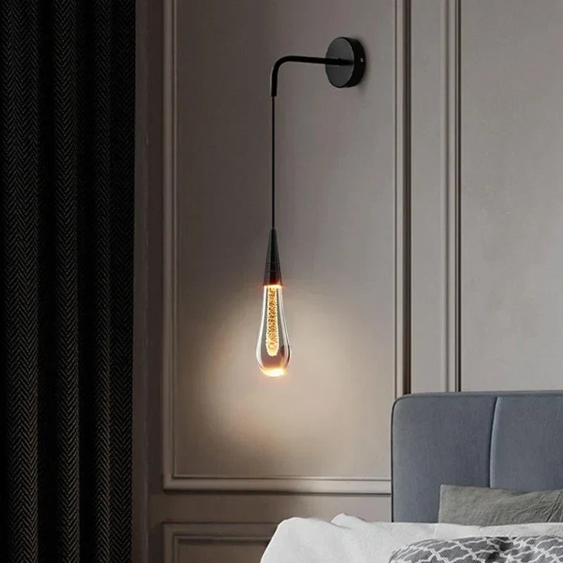 Elegant Vägglampa med Funklande Kristalldroppar