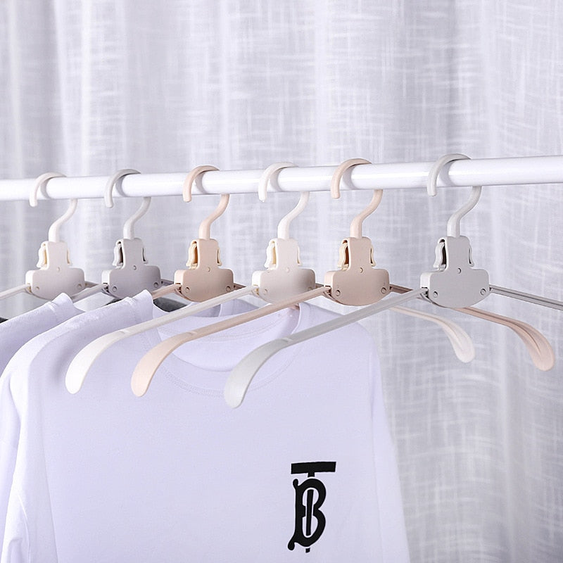 Lätt vikbar bred klädhängare