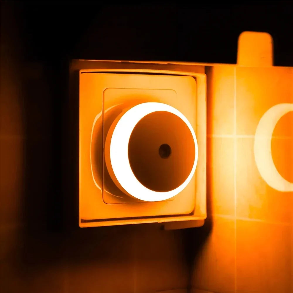 NOXORA LED nattlampa | Skymningssensor &amp; automatisk dimning | Stickkontaktlampa | Varmvit