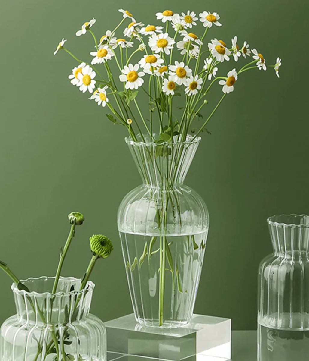 Petal-texturerade glasdetaljer och vaser