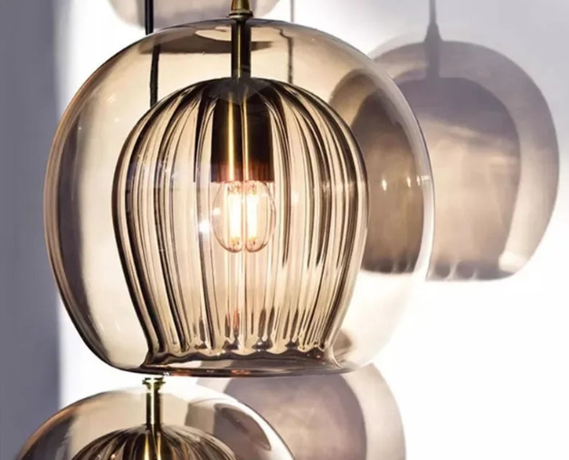 Pendellampa i modern glas för en elegant look