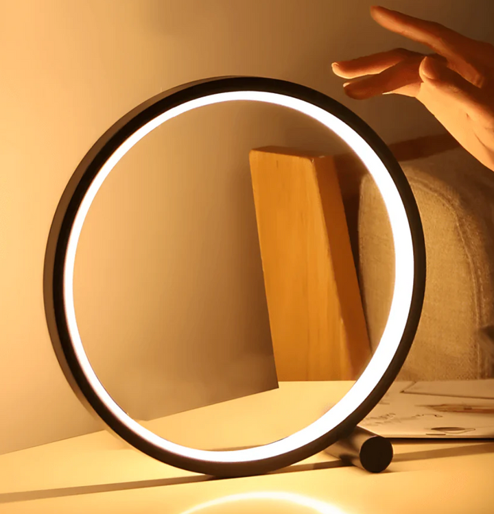 Minimalistisk bordslampa med touch- och dimmerfunktion