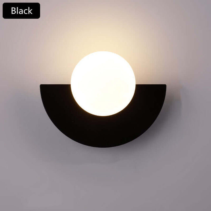 Halvmåne Metall Vägglampa. Finns i 2 olika storlekar och olika färger.