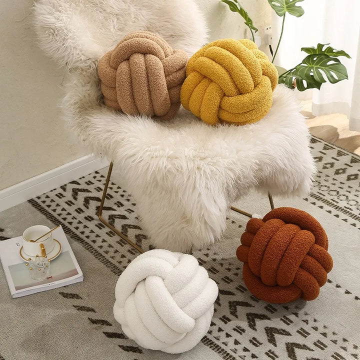 Kastkudde - Mysig - Handknuten Boll - Fårskinn