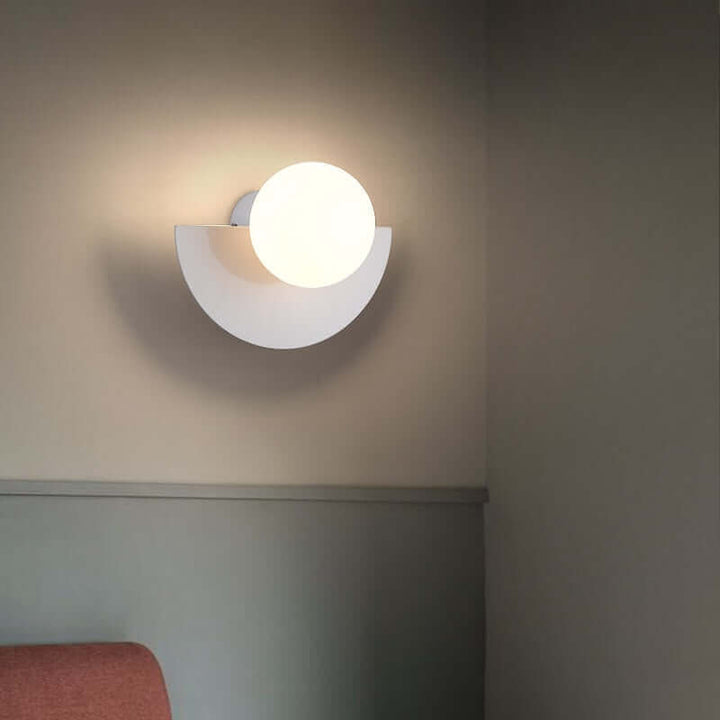 Halvmåne Metall Vägglampa. Finns i 2 olika storlekar och olika färger.