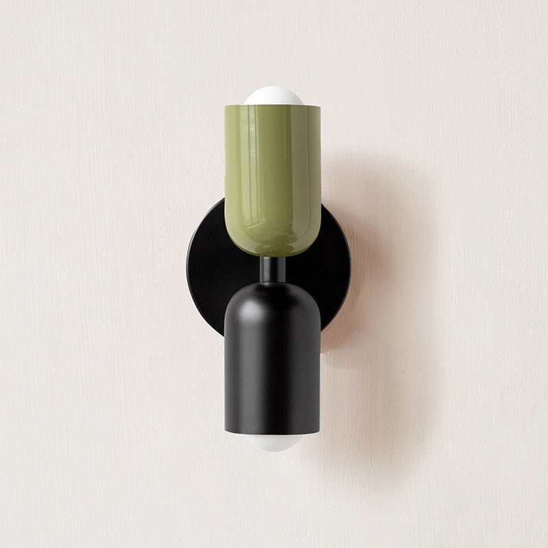 Livlig, minimalistisk vägglampa med två glödlampor