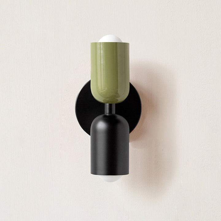 Livlig, minimalistisk vägglampa med två glödlampor