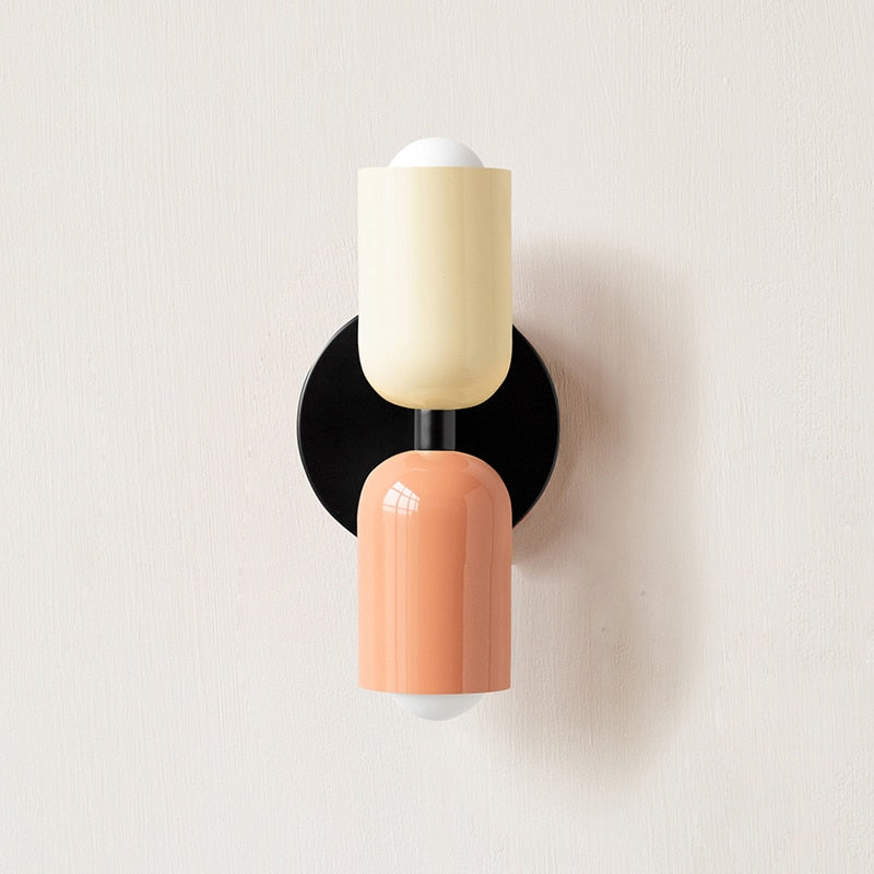 Livlig, minimalistisk vägglampa med två glödlampor