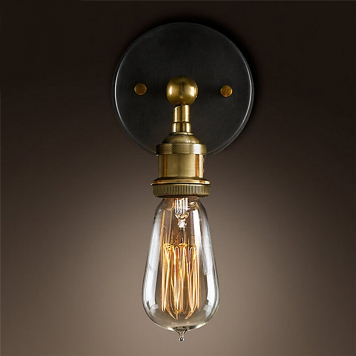 Modern mässingsvägglampa i lantlig stil