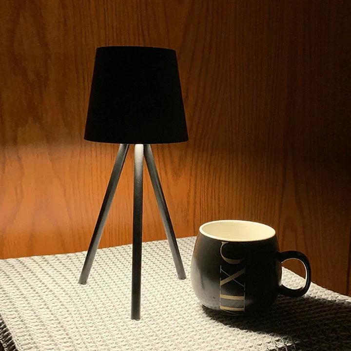 Nordisk tripod bordslampa - Stilig trådlös LED nattlampa