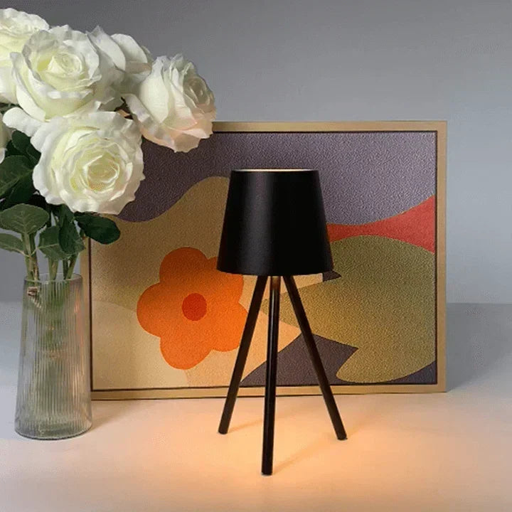 Nordisk tripod bordslampa - Stilig trådlös LED nattlampa