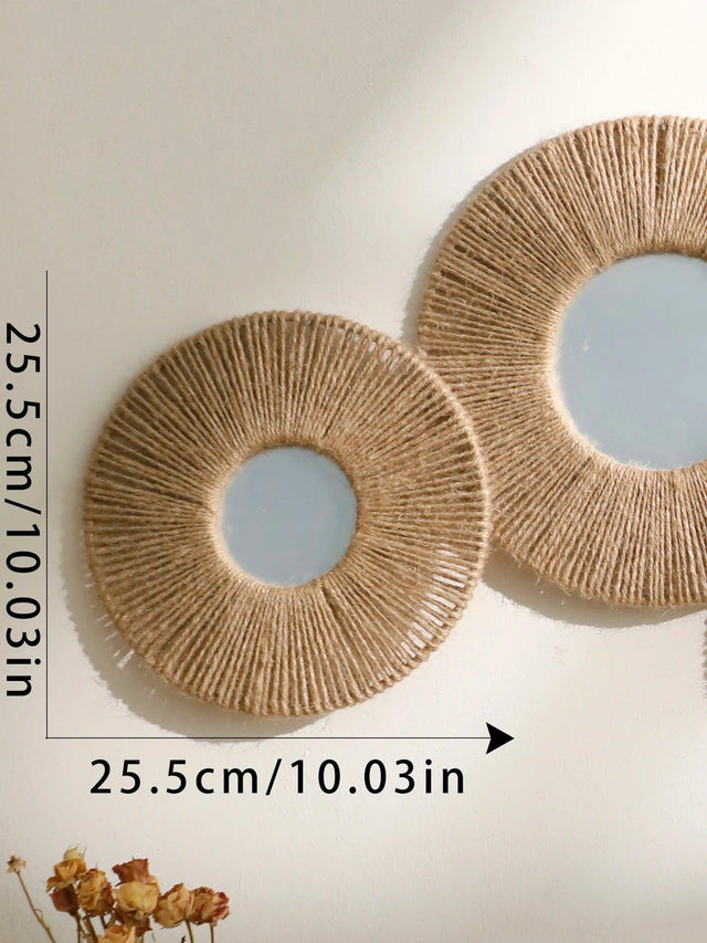 Rund dekorativ väggspegel i boho-stil med vävd hamparep