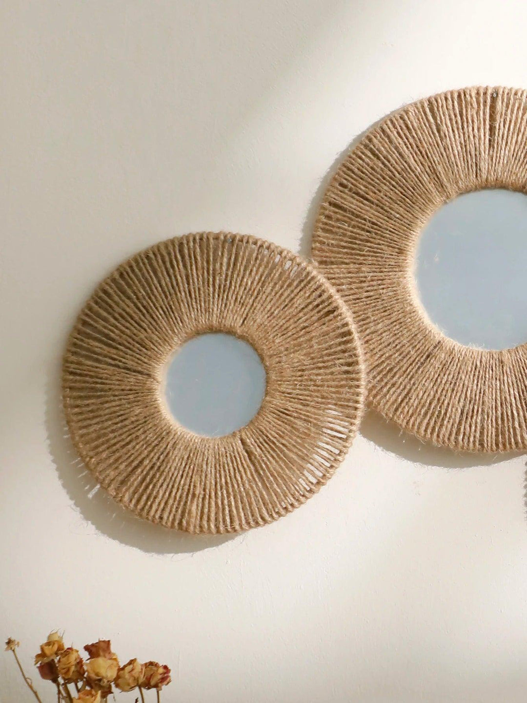 Rund dekorativ väggspegel i boho-stil med vävd hamparep