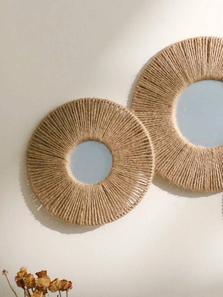 Rund dekorativ väggspegel i boho-stil med vävd hamparep