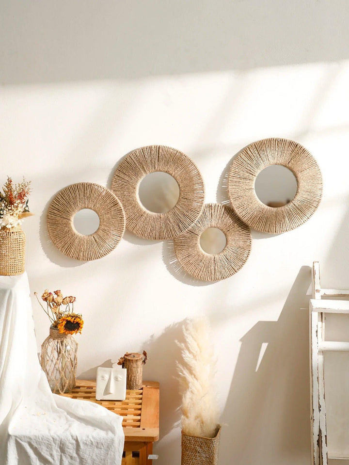 Rund dekorativ väggspegel i boho-stil med vävd hamparep