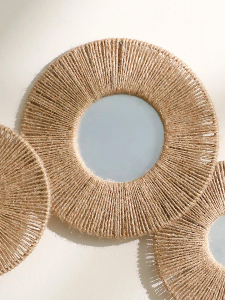 Rund dekorativ väggspegel i boho-stil med vävd hamparep