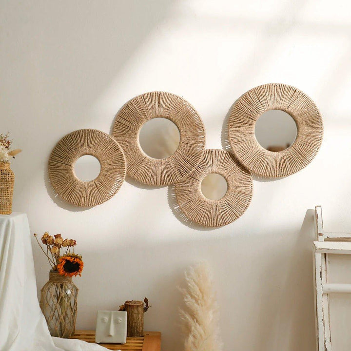 Rund dekorativ väggspegel i boho-stil med vävd hamparep