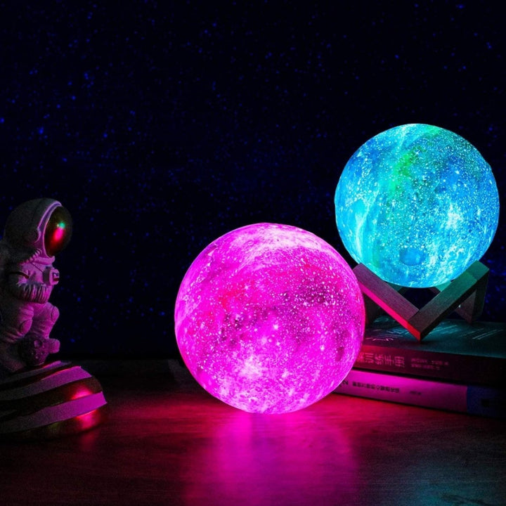 CosmoShine – Flerfärgad Månenattlampa med Fjärrkontroll
