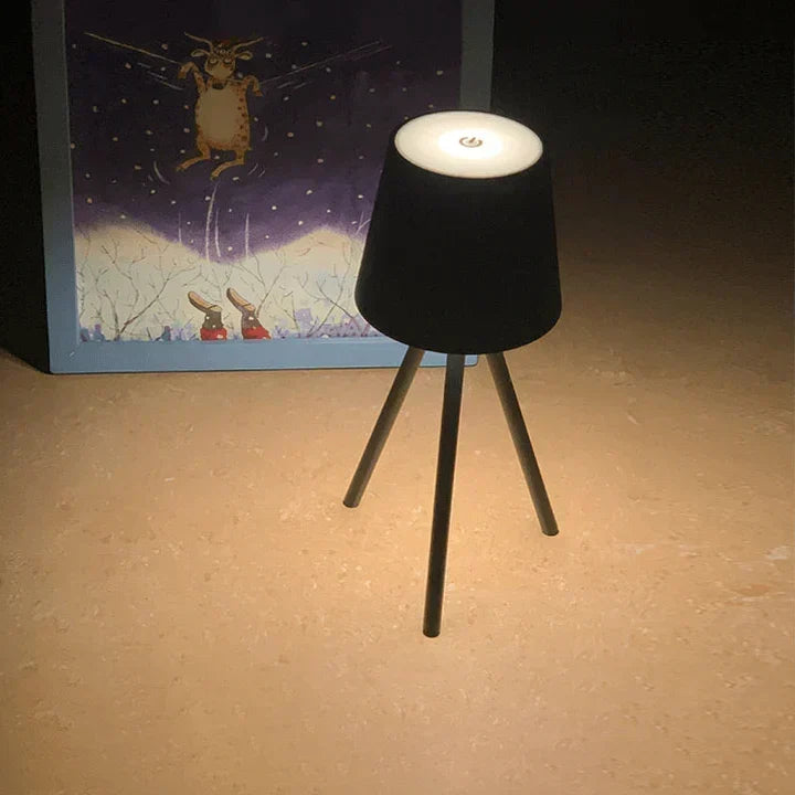 Nordisk tripod bordslampa - Stilig trådlös LED nattlampa