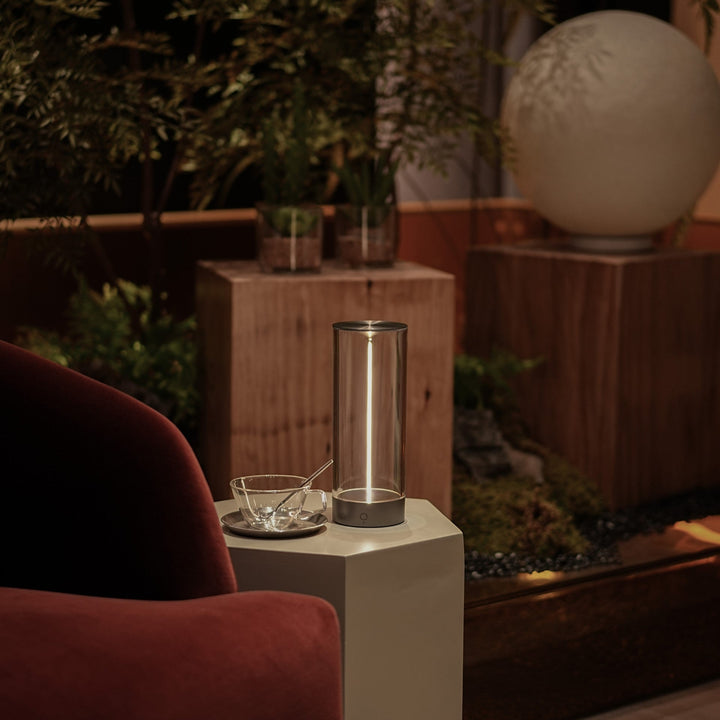 GlowBright | Bärbar LED-lampa med trådlös design