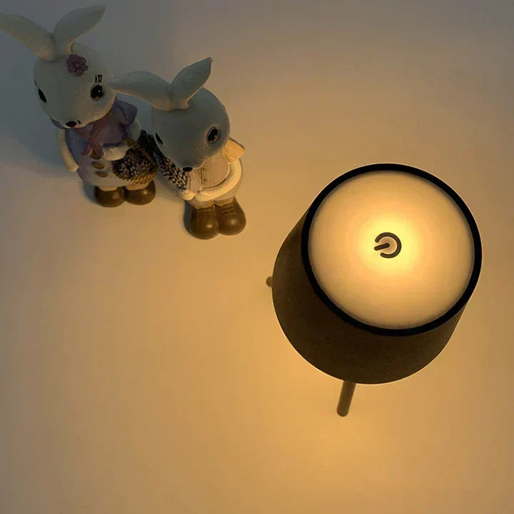Nordisk tripod bordslampa - Stilig trådlös LED nattlampa