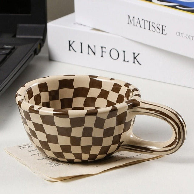 Keramisk mugg med oregelbundet rutmönster