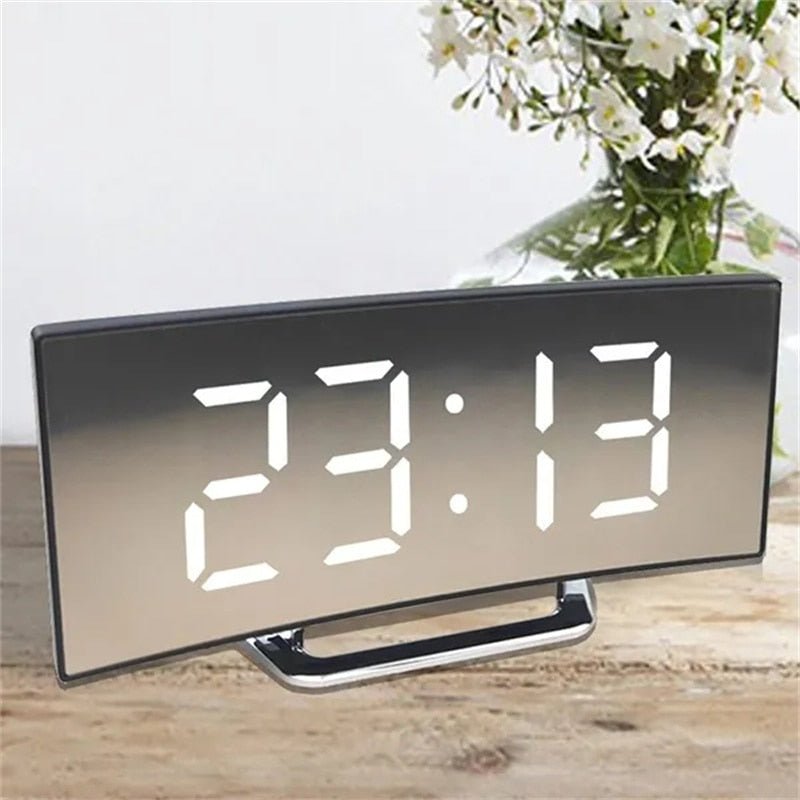 LED Digital Väckarklocka – Kurvad Spegeldisplay, Bordsur med Snooze-funktion, Elektronisk Bordsdisplay, Inredning för Sovrum och Vardagsrum