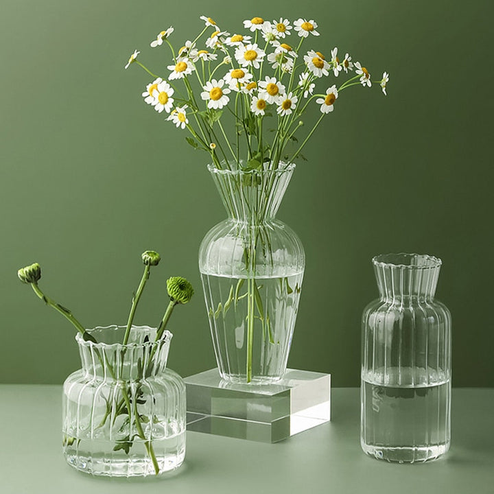Petal-texturerade glasdetaljer och vaser