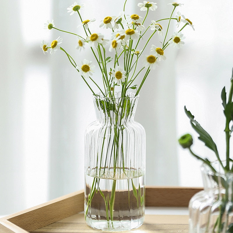 Petal-texturerade glasdetaljer och vaser