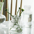 Petal-texturerade glasdetaljer och vaser