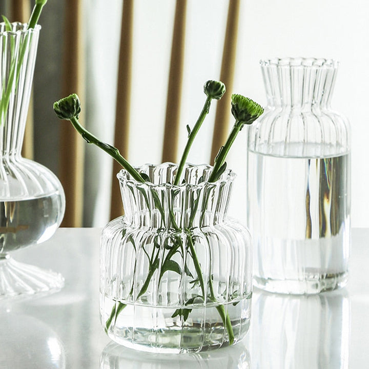 Petal-texturerade glasdetaljer och vaser