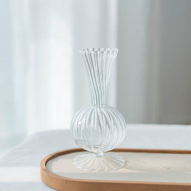 Petal-texturerade glasdetaljer och vaser