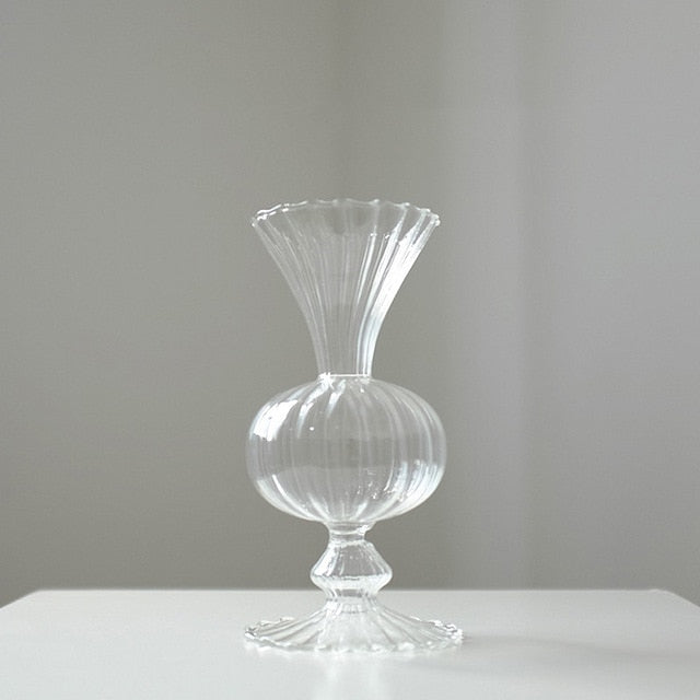 Petal-texturerade glasdetaljer och vaser