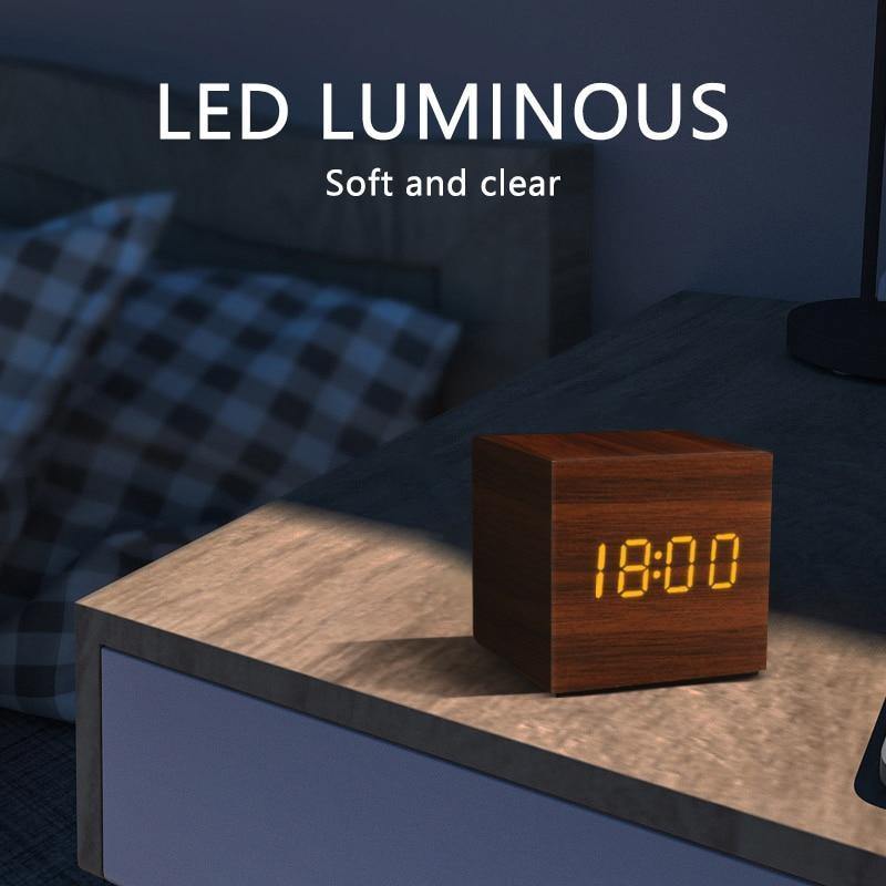 LED väckarklocka i träkubform