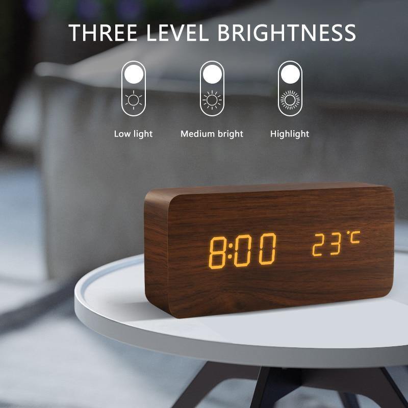 LED väckarklocka i träkubform