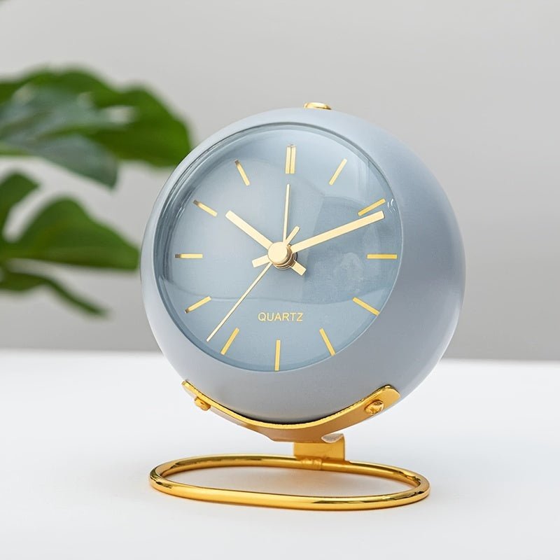 Buzzley Retro Tyst Väckarklocka – Vintage Metall Analog Klocka med Nattljus