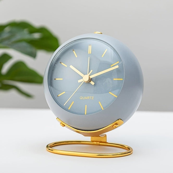 Buzzley Retro Tyst Väckarklocka – Vintage Metall Analog Klocka med Nattljus