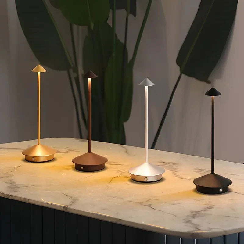 Elegant uppladdningsbar metallbordslampa