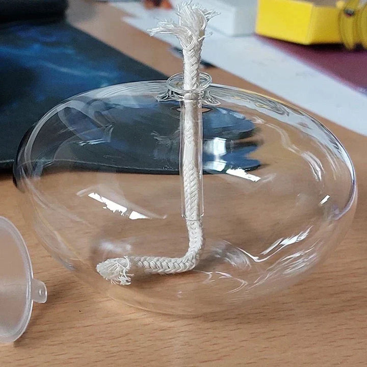 Transparent oljelampa i glas som ljushållare