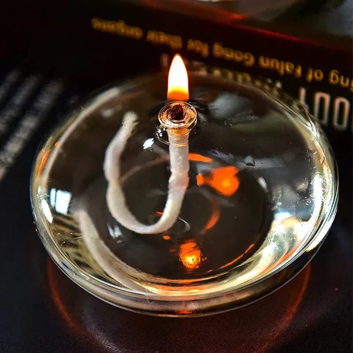 Transparent oljelampa i glas som ljushållare