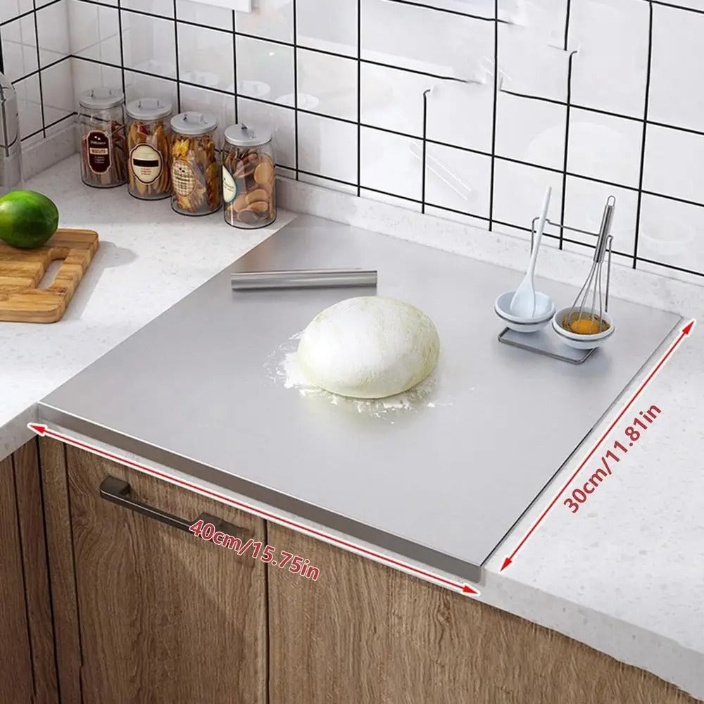 Högkvalitativ skärbräda i rostfritt stål med kant – perfekt för hemlagad pizza, bakverk och mer!