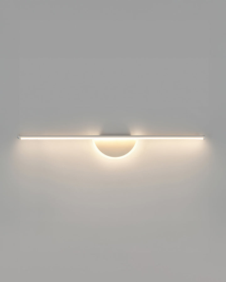 Modern vägglampa av träbåge